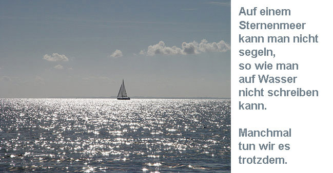 Glitzerndes Meer mit Text: Auf einem Sternenmeer kann man nicht segeln, so wie man auf Wasser nicht schreiben kann. Manchmal tun wir es trotzdem.